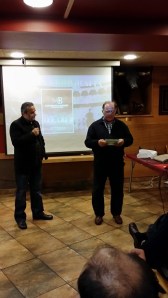 Juan Ignacio Ganuza recibe un presente para el Club.