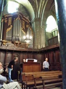 El encuentro de don Jesús, oficiando de organista.