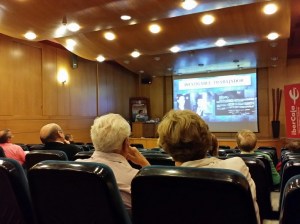 Una sala cómoda e imponente.