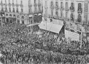 La pleitesía del pueblo madrileño a su paso por la Puerta del Sol.