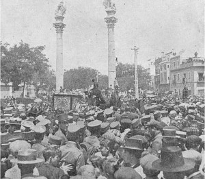 El dolor del duelo a su paso por la Alameda de Hércules (Sevilla).