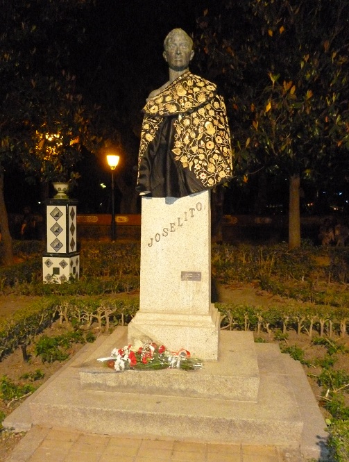 Busto granítico de Joselito en los Jardines del Prado.